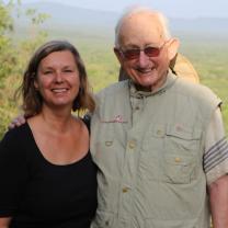 Dorothea Schermer und Pater Noel in einer bewachsenen Landschaft. 